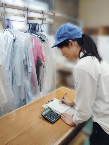 未経験歓迎♪午前だけの日も◎「16時までに帰りたい」も相談OKクリーニング会社での受付・伝票作成スタッフ