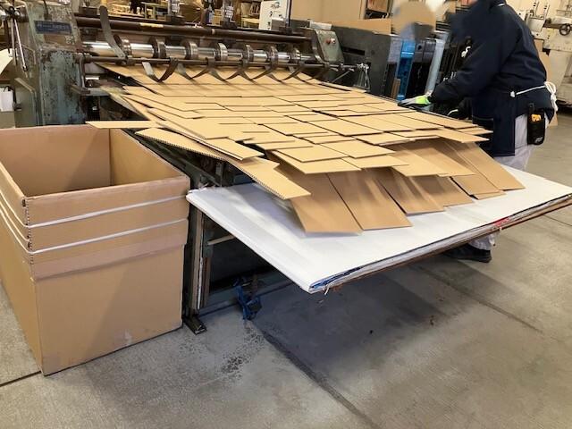 【倉庫作業スタッフ（フォークリフト）】　時給1,200円〜×完全週休2日制・土日祝休み／有給休暇あり段ボール製品の倉庫作業スタッフ