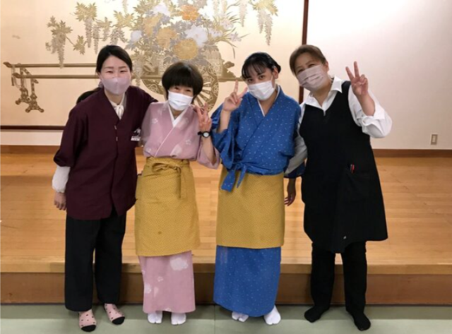 ＼源泉100％かけ流し温泉が自慢／老舗旅館のサービススタッフ／未経験歓迎／完全週休制／希望休取得OK受付スタッフ