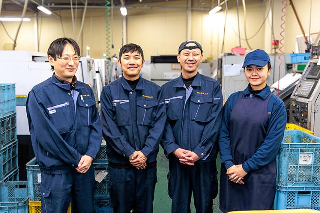 総勢17名、転職入社の30代後半のメンバーが中心に活躍中!男女共に技術向上を目指せる職場です◎