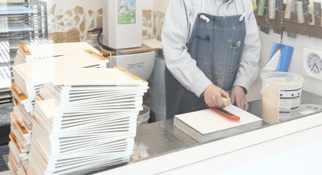 【サンプル作成】未経験者歓迎！／週3日以上、1日5h以上で勤務OK！／平日のみ／重量物ナシの軽作業塗壁材の色サンプル作成