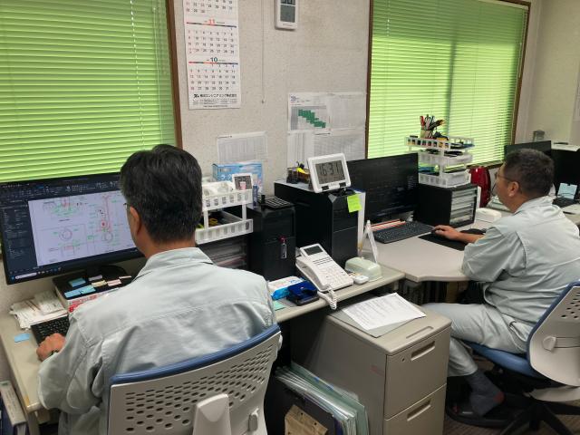 【設計室】　

設計から施工管理まで主に環境プラントを中心に手掛けています。

さまざまな資格を会社の支援で取得可能◎　一生モノの技術と資格を身につけてスキルアップしませんか？