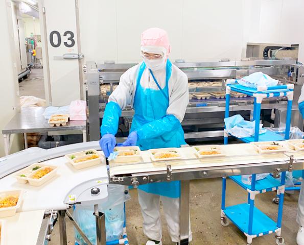 ◇尼崎市◇学歴・職歴不問◇正社員登用制度あり◇ 地道な頑張りが、多くの笑顔・元気につながっています！食品製造ライン作業（［1］盛付 ［2］調理 ［3］検収）