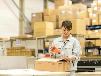 簡単！交通費全額支給【検品、テープ貼り】〈藤井寺市〉大手物流センター勤務♪働きやすい長期のお仕事♪
物流センター内（ピッキング・検品・梱包・シール貼り）