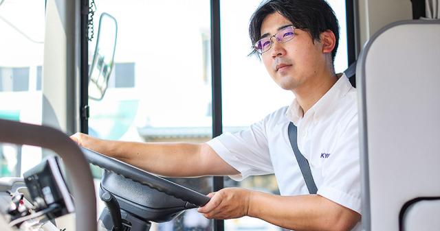 男女ともに活躍中！★基本給が4月より大幅UPしました！！
埼玉を中心に各種バス事業を展開する企業です。