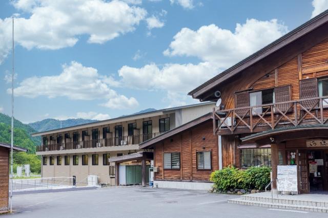 近くには観光名所かやぶきの里や京都大学の原生林。
雪まつりなどのイベント時には多くの方が来られます。