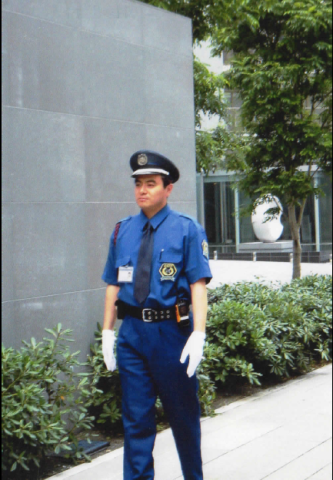施設内に異常がないか見回ったり、不審者がいないか確認したり―安心・安全を守るために大切な業務。