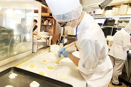 「んっ?いい香り?」と立ち寄られるお客様もたくさん!
それくらいパンの焼きあがったときの香りに包まれています。