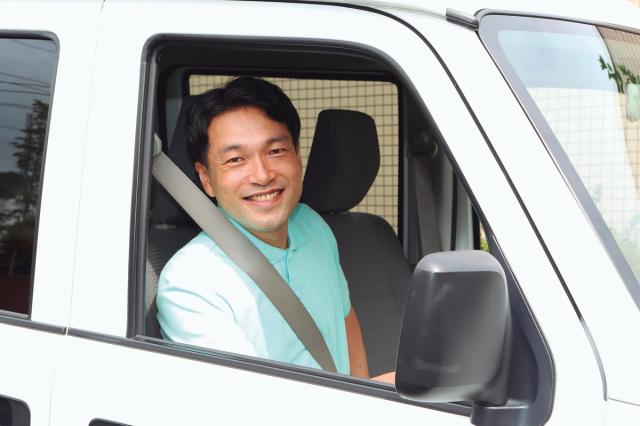 15時終業・残業なし！普通免許で近距離配送＆簡単補助。大手グループの安定感で、無理なく長く働けます配送業務及び工場内作業補助