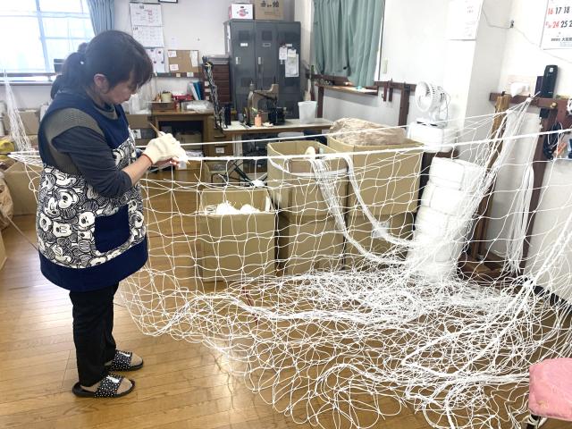 写真は子ども用サッカーのゴールネットを加工しています。
慣れるまではスピードより丁寧に作業してもらえばOKです。
