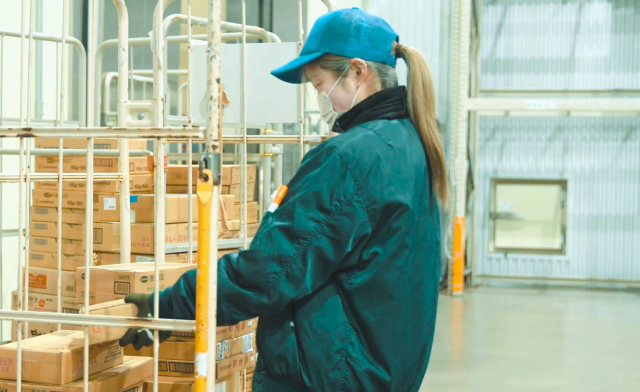 南日本運輸倉庫グループは、関東近郊に40拠点、900台以上のトラックを有する食品物流の大手企業です。