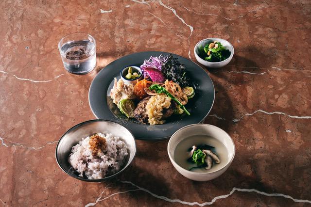 特別な空間デザインの中で、親しみのある「家庭料理」を提供します。