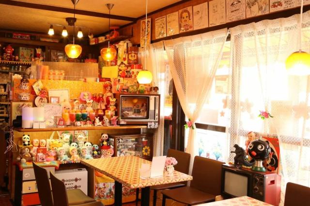 昭和40~50年代をイメージした空間。
店内は昭和のグッズでいっぱいです!