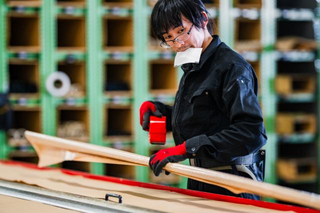 ケース品、2m品、4m品、巻物を、置き場所に棚入れしたり（入庫）出荷先にあわせて荷集めしたり（出荷）します！