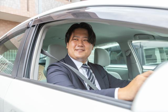 1日のスケジュールに合わせて担当エリア内を車でまわるので、ストレスなく自分のペースで働けますよ◎ 「人当たりがいいと言われる」「人との出会いを楽しめる」そんな方にはピッタリ！ 第二新卒も歓迎！