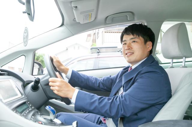 1日のスケジュールに合わせて担当エリア内を車でまわるので、ストレスなく自分のペースで働けますよ◎ 「人当たりがいいと言われる」「人との出会いを楽しめる」そんな方にはピッタリ！ 第二新卒も歓迎！