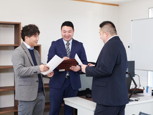 1日のスケジュールに合わせて担当エリア内を車でまわるので、ストレスなく自分のペースで働けますよ◎ 「人当たりがいいと言われる」「人との出会いを楽しめる」そんな方にはピッタリ！ 第二新卒も歓迎！