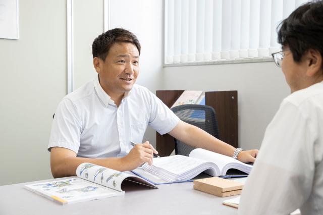 提案の武器は、約2000点の自社カタログ。ゼロからつくる特注品の相談にも応えます