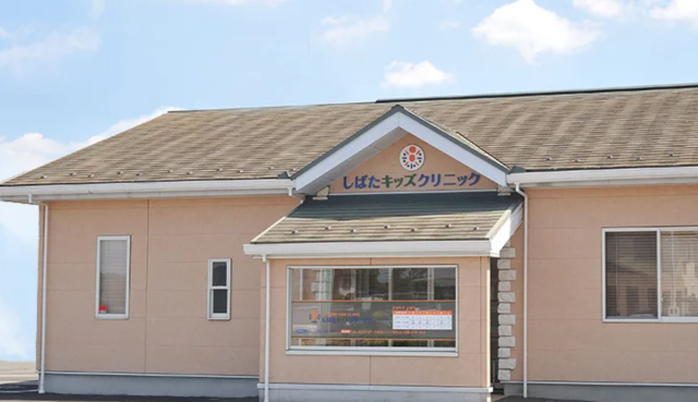 病気の治療はもちろんのこと、予防接種や健康相談を通じて、お子様の成長を地域全体で見守る。そんな使命感を持って、日々診療にあたっています。当クリニックが最も大切にしているのは、「不安を抱えて来院された方を、優しさで包み込むこと」。温かく身近なクリニックを目指しています。