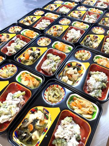 健康と笑顔を支えるお弁当の盛付／土曜・祝日は時給50円UP／未経験歓迎／30代〜50代ママさん活躍中お弁当の盛付スタッフ（軽作業／未経験OK）