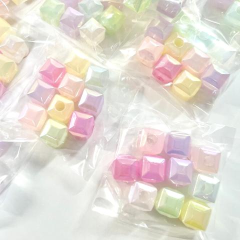 人気の軽作業／ビーズやパラコードの仕分け等／勤務は柔軟に対応／未経験者歓迎／SNS専属スタッフも募集［1］商品発送等の軽作業
［2］SNSの編集業務