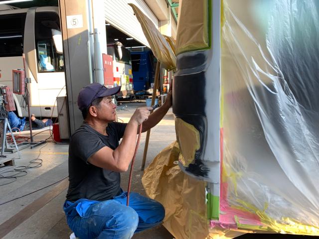 ◎屋内作業で快適◎ 大型バスの塗装に挑戦しませんか？