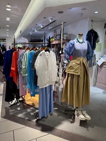服装・髪型自由で個性を活かせる環境。おしゃれな雑貨に囲まれて働けます。