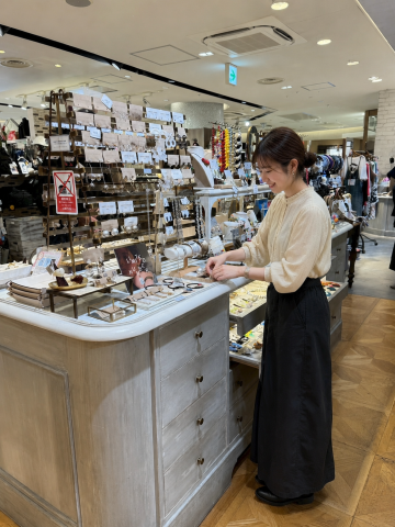 服装・髪型自由で個性を活かせる環境。おしゃれな雑貨に囲まれて働けます。