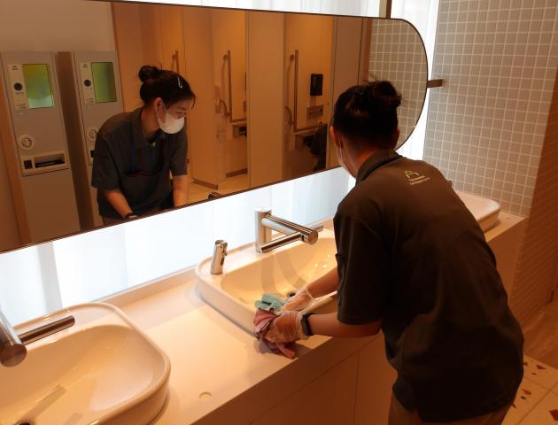幅広い年代の男女スタッフ活躍中!
始めやすい清掃ワークで安定収入を確保しませんか?