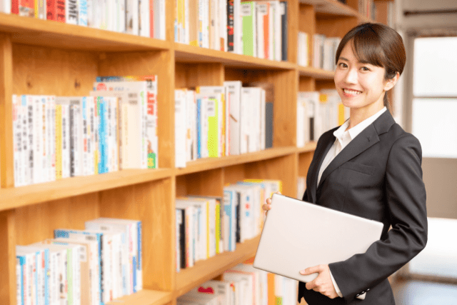 大学図書館司書のお仕事です♪
土日祝日お休みですので、プライベートも充実出来ます☆