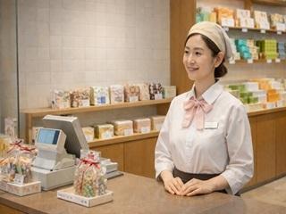 カラフルな缶に入ったキャンディや
SNSで話題の人気のお菓子を販売!