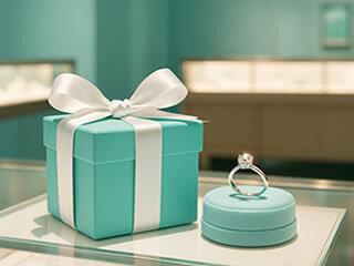 月17日程度の出勤！人気ジュエリー販売スタッフ！ご自身のスーツでのご勤務です！ブルーの超人気ジュエリー販売スタッフ