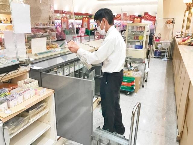 勤務はシフト交代制♪部門別で相談して決めるので、希望休も取りやすい環境です!
