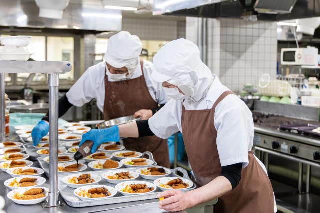 大阪市城東区【料理盛付・食器洗浄パートさん】午前中のお仕事！昇給・賞与有｜交通費規定支給調理補助（病院内厨房での料理盛付・食器洗浄等）　午前中のお仕事です