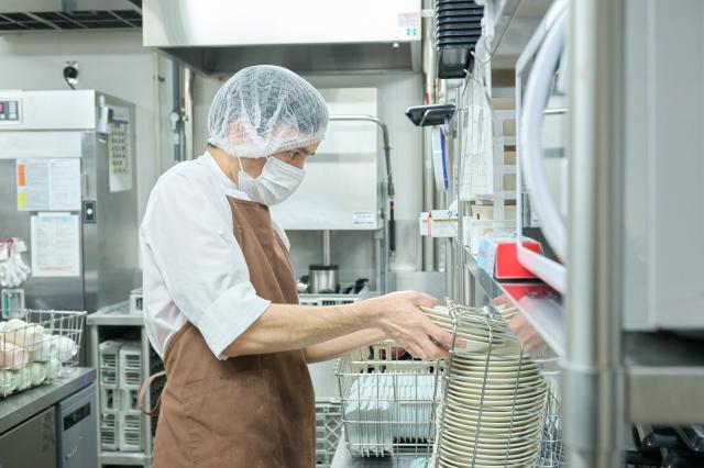 簡単！【盛付・洗浄パートさん】未経験歓迎の簡単作業！昇給・賞与あり｜交通費規定支給｜車通勤OK調理補助（老人ホームでの盛付・食器洗浄など）