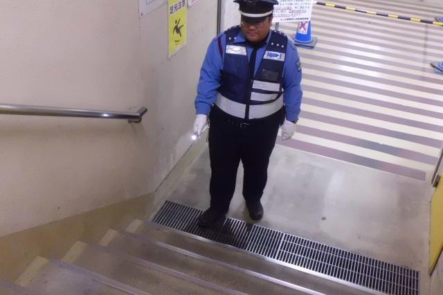 【病院の夜間施設内警備スタッフ】屋内快適で高日給！週払いもOK♪未経験の方が大活躍中！！病院の夜間施設内警備スタッフ