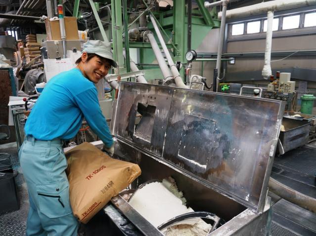 粉を投入　→→　粉をこねる　→→
　出来上がるのは・・・うどんではありません。