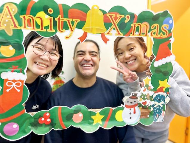 スタッフ同士、和気あいあいと楽しい雰囲気！
子どもたちと一緒に英語を楽しんでいます♪