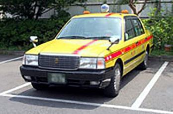 お客様を目的地まで安全・安心にお送りしてください。※写真は街でよく見かける、おなじみの四社カラータクシーです。