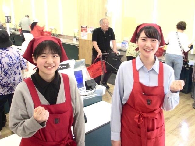 地域密着スーパーなので、いつものお客様と楽しく会話もできるレジスタッフです♪