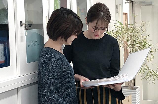 勤務地は「関内駅」から徒歩1分の本社。オフィスカジュアルの職場は和気あいあいとした雰囲気です。