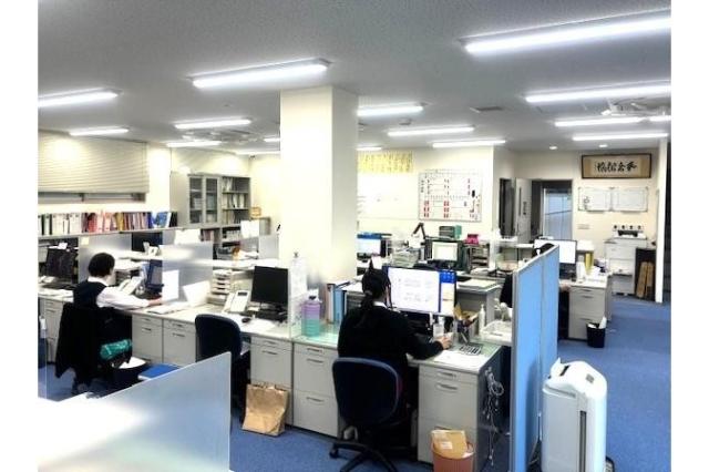 営業職1名に対し事務職1名を配置し、密接に連絡を取り合いながら業務を進めています。