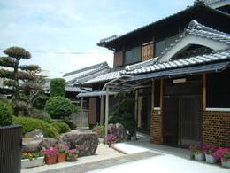 利用者さまもスタッフも笑顔の職場です。
長く介護の仕事を続けられる環境ですよ♪
