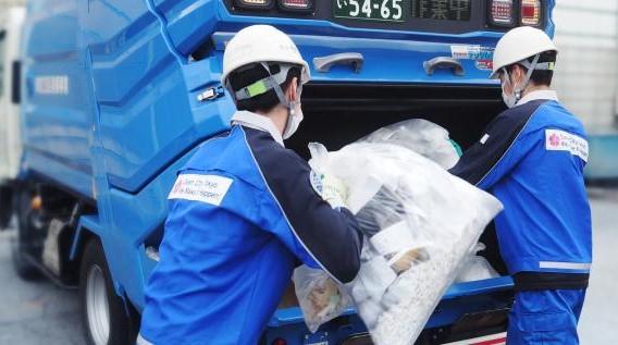 廃棄物収集は暮らしに不可欠なサービス。
作業員も、実はエッセンシャルワーカーです。