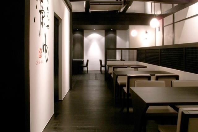 地域に愛され、観光客にも親しまれる人気店です。