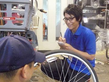 仲間と声を掛け合いながら、みんなでより良い店作りに励んでいます!