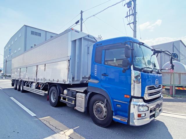 【古紙の近距離輸送】未経験OK／手積み・手卸しナシ／昇給年1回・賞与年2回／有休ありトレーラードライバー