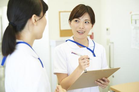 【病院内の看護助手（17時からの準夜勤・患者様のサポート業務）】完全週休2日制｜土日祝休み病院内の看護助手／17時からの準夜勤／患者様のサポート業務