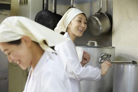 【病院内調理補助（簡単な下処理や盛付けなど）】完全週休2日制｜残業なし｜フルタイム歓迎｜午前｜夕方病院内調理補助／簡単な下処理や盛付けなど