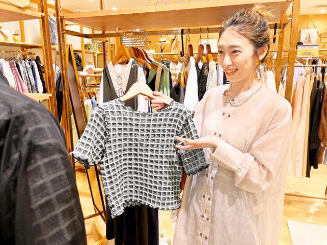 オシャレやファッションが好きな方歓迎!
可愛い服に囲まれて楽しく働けますよ♪